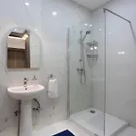 2bdr Just Off Seafront דירה