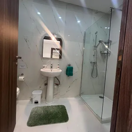 2bdr Just Off Seafront דירה