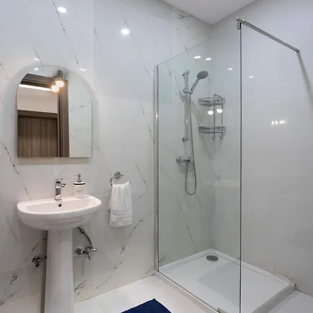 2bdr Just Off Seafront شقة