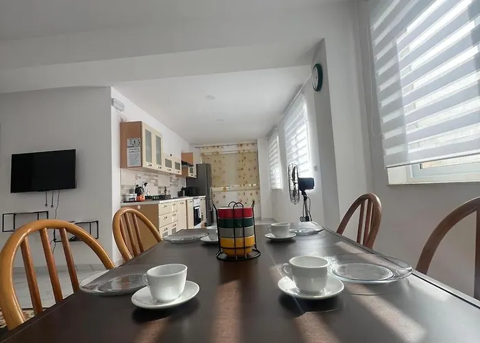 2bdr Just Off Seafront דירה