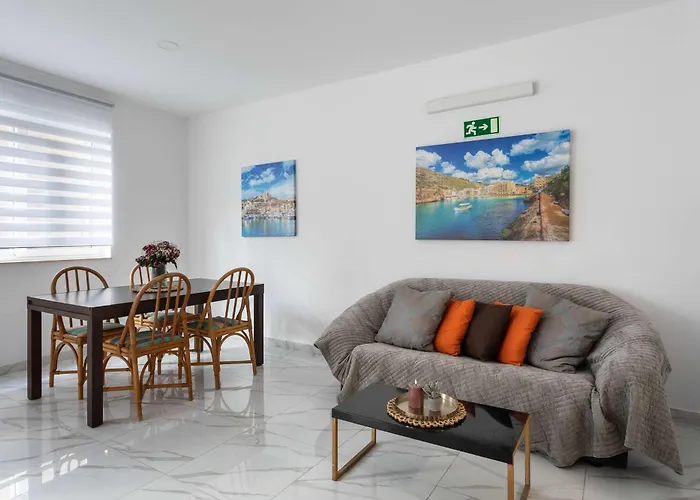 2bdr Just Off Seafront