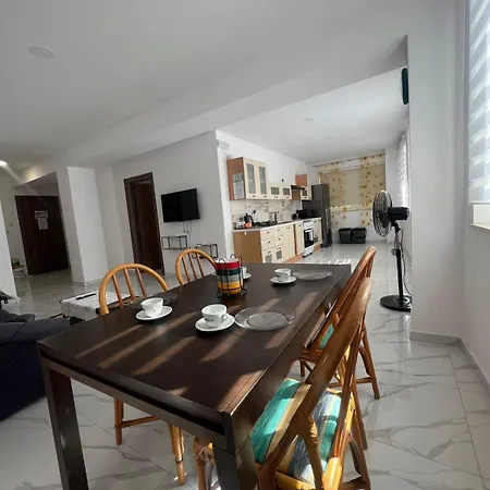 Lägenhet 2bdr Just Off Seafront *