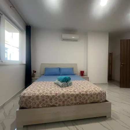 2bdr Just Off Seafront *